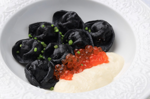 Пельмени из палтуса и судака со сливочным муссом и красной икрой в чёрном тесте