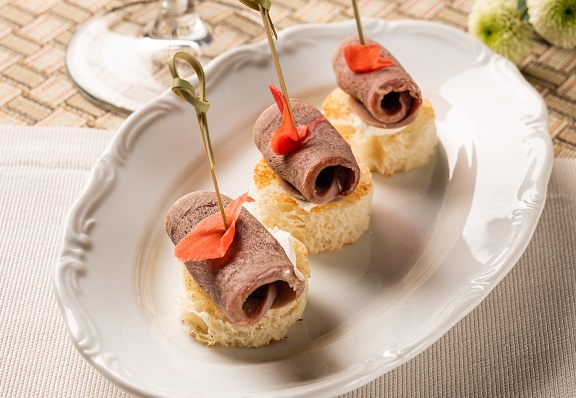 Канапе с говяжьим языком 16 шт