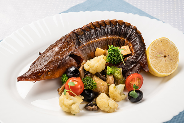 Копчёная стерлядь с овощами и маслинами