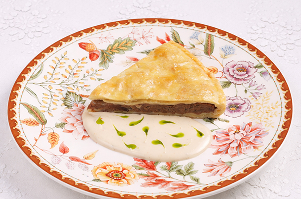 Пирог мясной со сливочно-острым соусом