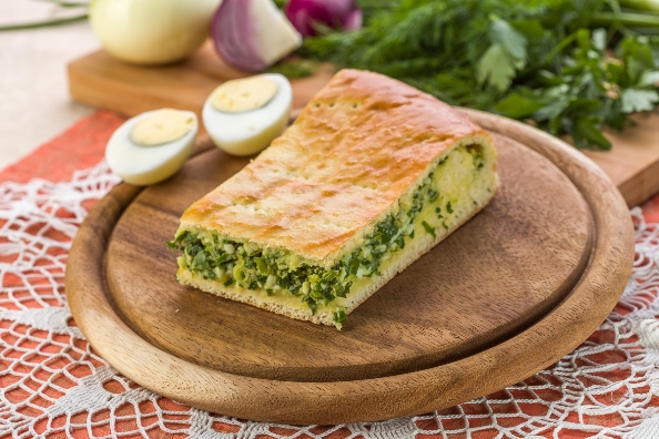 Пирог дрожжевой с луком и яйцом