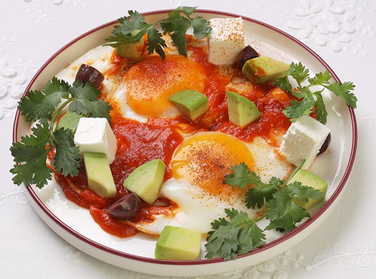 Глазунья с томатным соусом и сыром Фета