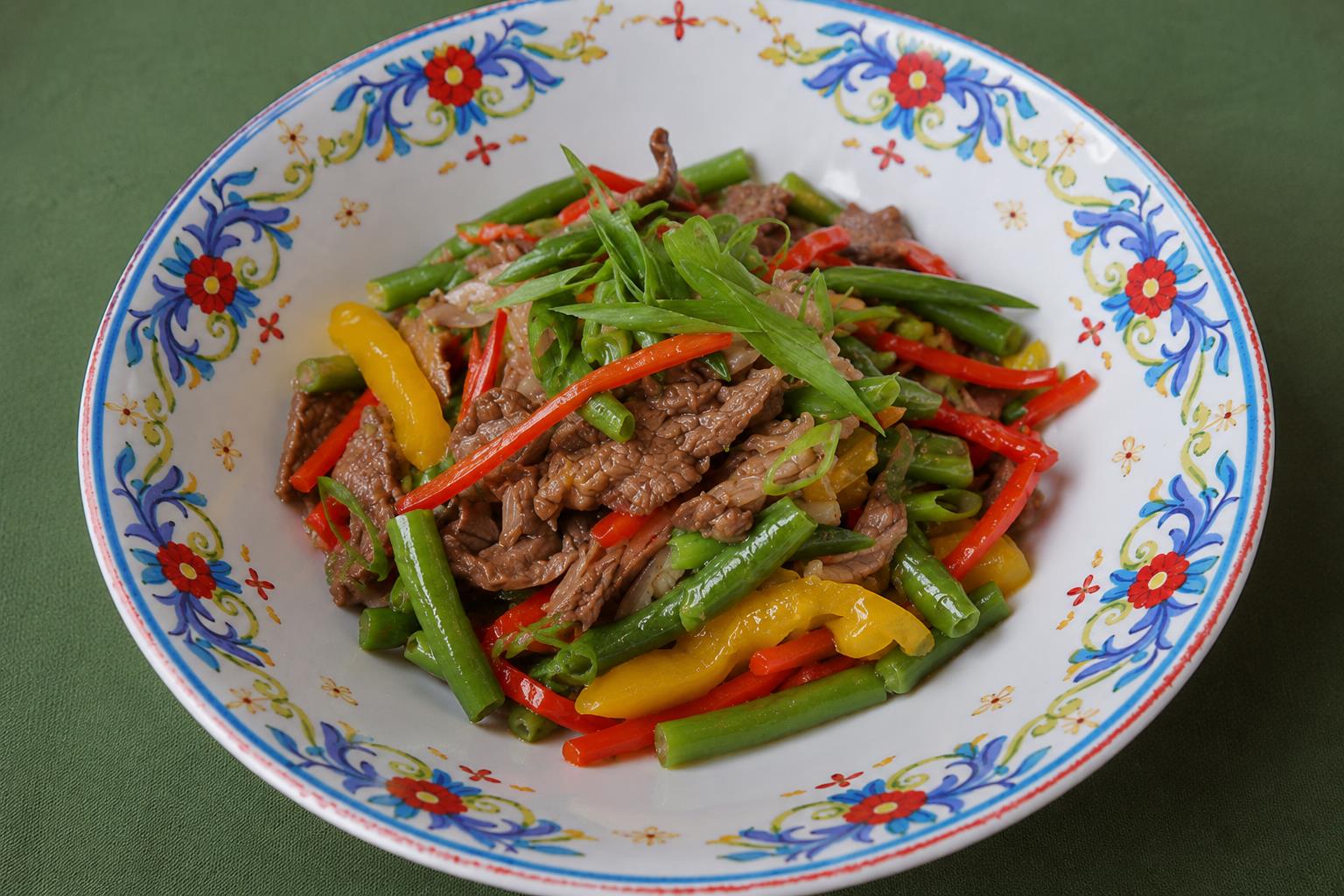 Теплый салат с говядиной и овощами